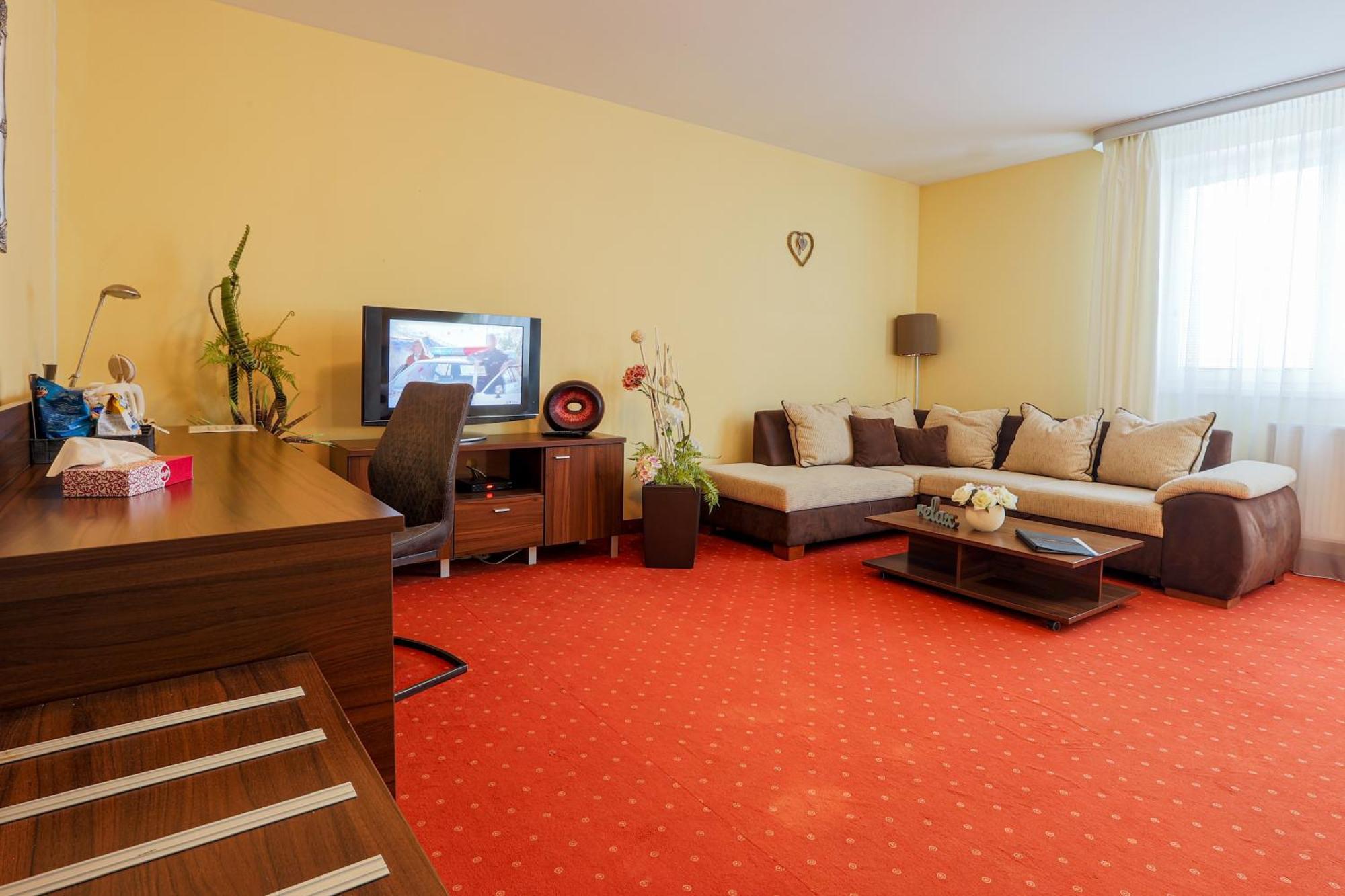 Grand Hotel Senica, Garni Exterior foto