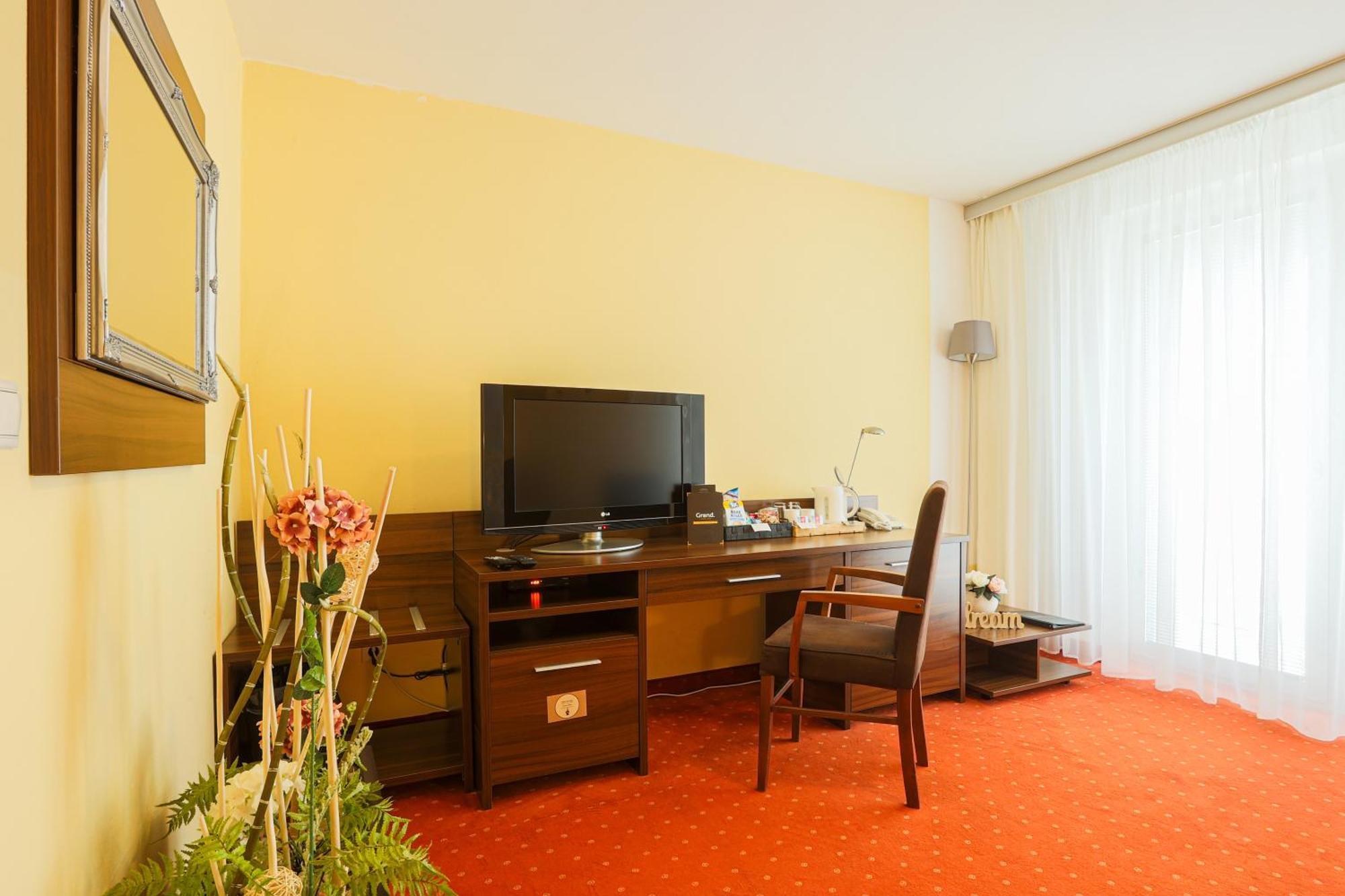 Grand Hotel Senica, Garni Exterior foto